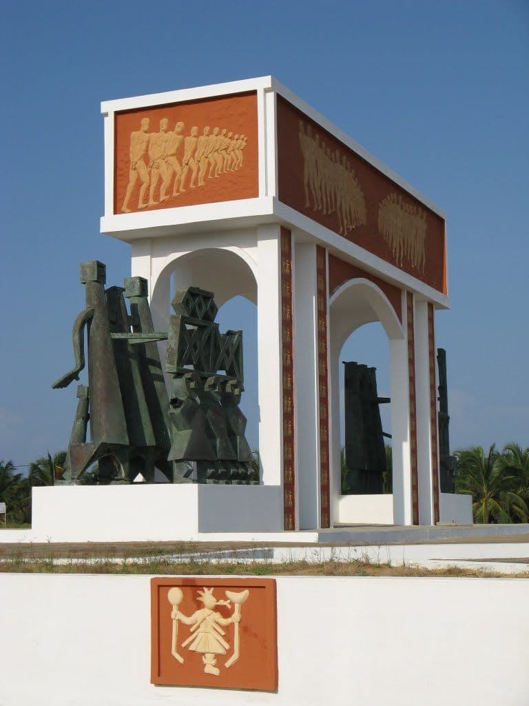 La Porte du Non-Retour à Ouidah, mémorial dressé face à l'océan Atlantique.